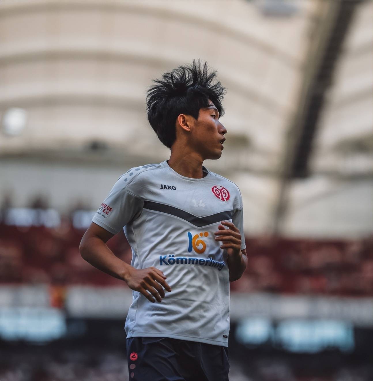 包含亚洲足球赛场高潮迭起，球员们坚持到底的词条