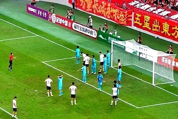 PG电子线上登入-某队球迷因违规行为被禁入场观赛，引发争议