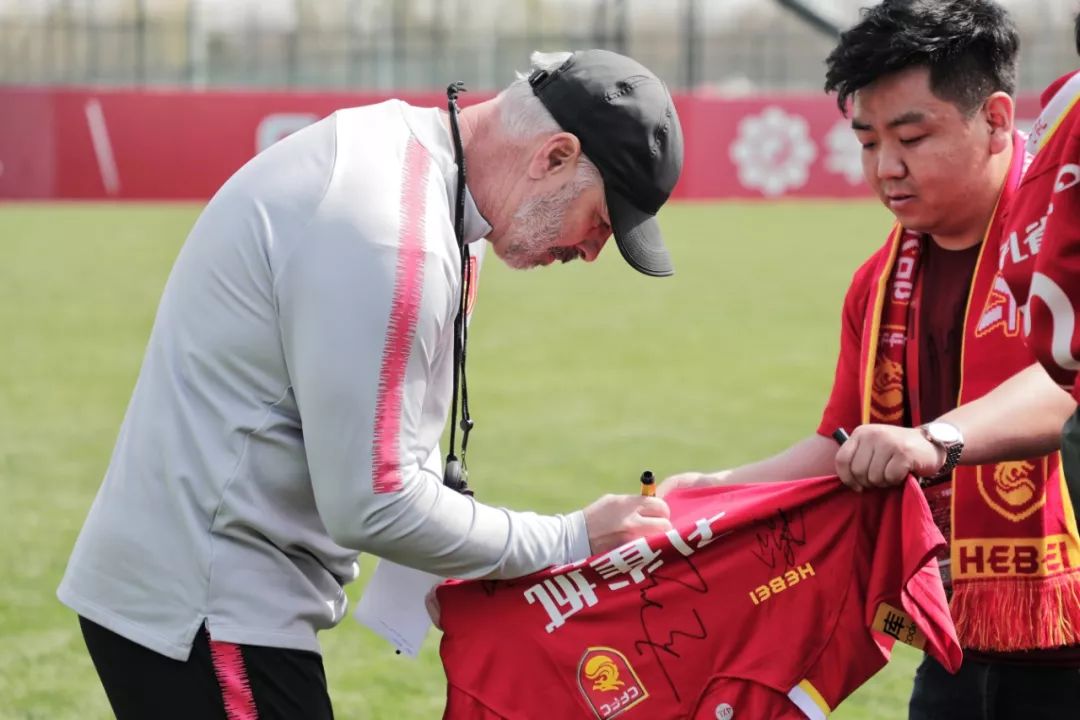 华夏球员替补入场，整体助力球队成功