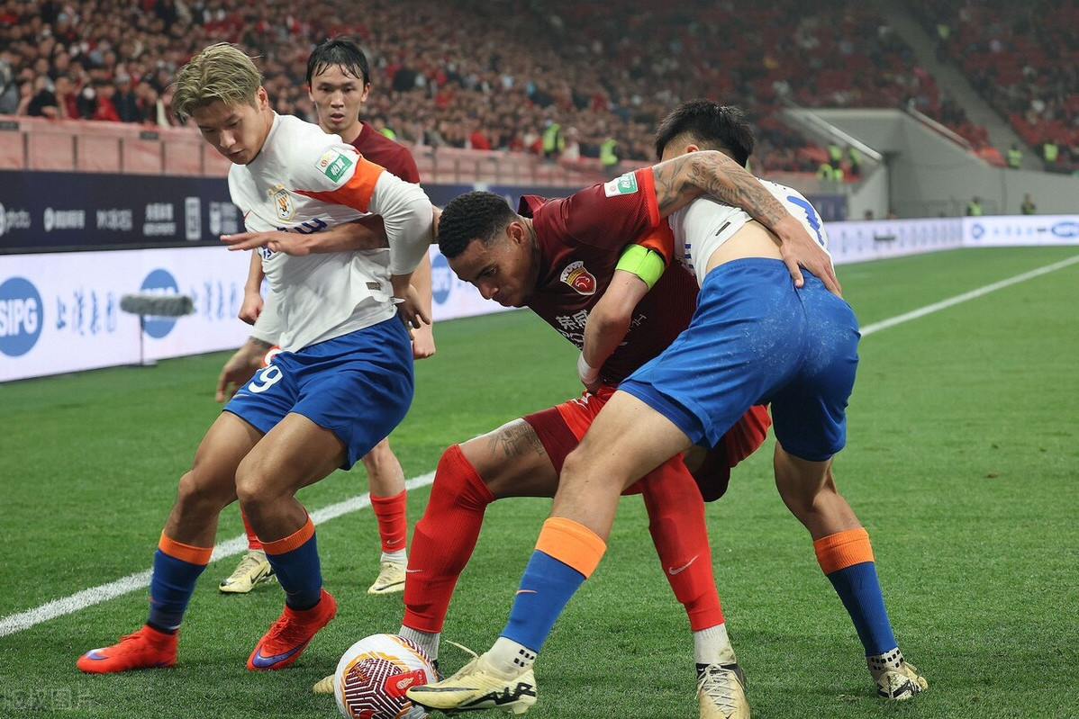 包含中国足球职业联赛战局如火如荼，球队实力对比激烈的词条