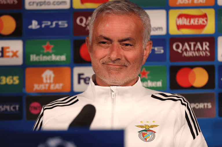 包含葡萄牙本菲卡球队主教练费尔南多：全队士气高涨的词条