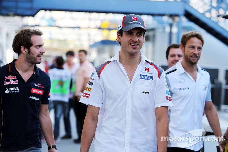 PG电子娱乐在线-索伯车队鏖战迈凯伦，塞恩斯扛起全队的简单介绍