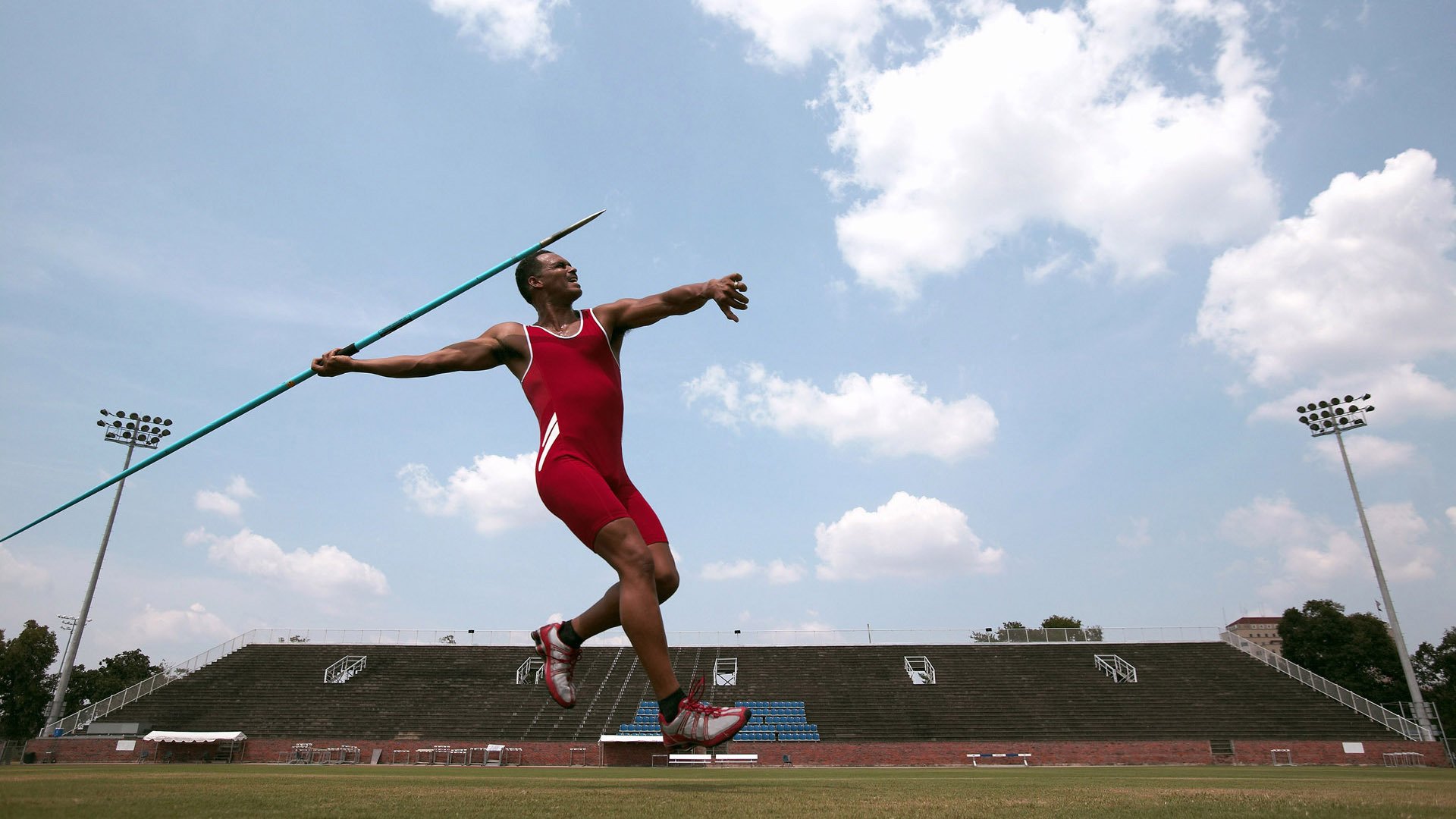 霓虹之下的暗战,梅赛德斯在拉斯维加斯的速度圣殿,与Racing Bulls的孤独抵抗